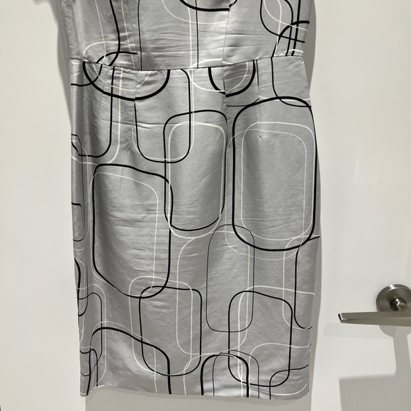 🖤 Beautiful silk dress in a gorgeous silk print and unique raffle detail - Picture 9 of 11